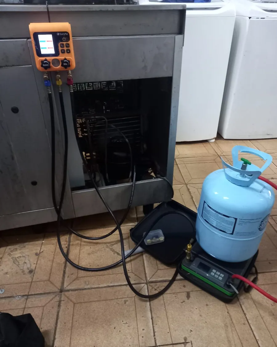 Carga de gás num balcão refrigerado, com manifold digital e balança