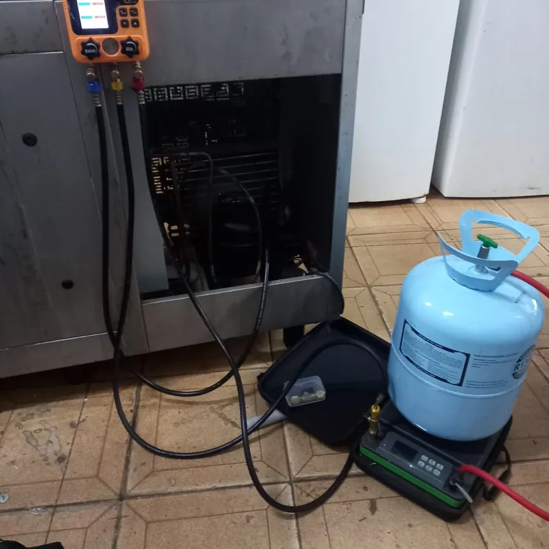 Carga de gás com manifold digital e o cilindro na balança